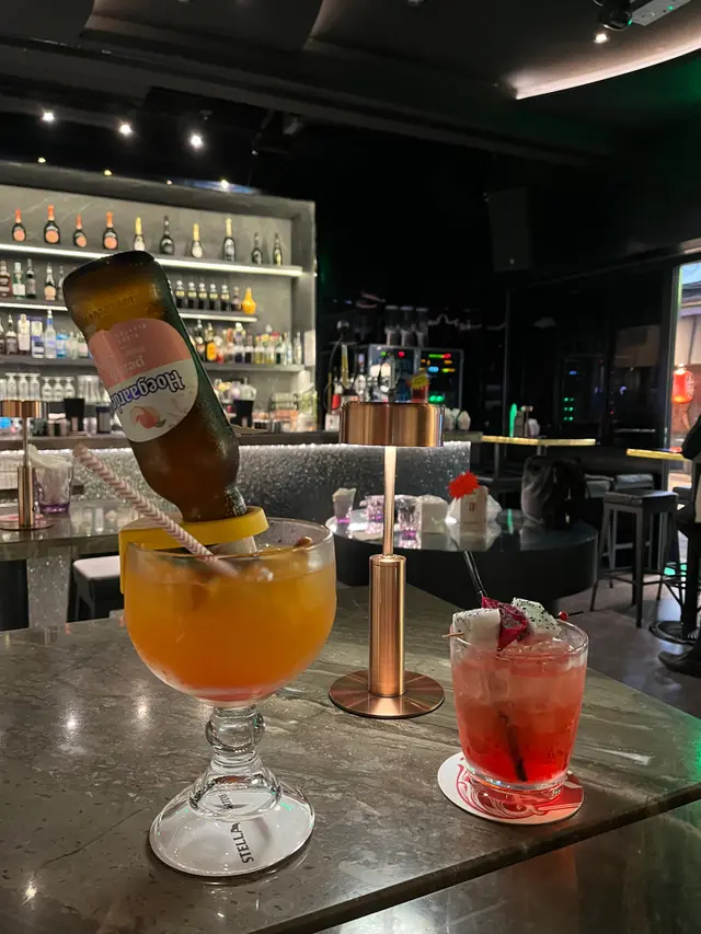 Peach  Paradise  (左） ；  Dragon on  Fire  (右）