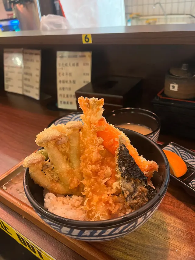 海鮮天丼包含一隻黑虎蝦、帆立貝、那哥魚🐟、蟹柳🦀、本菇🍄、紫菜同秋葵,價錢都幾合理