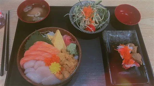 突然想食“丼”,然後就上Openrice揾野食。
到店門口冇客開頭唔係太敢入去,不過價錢好親民,海膽丼都係$170,最後鼓起勇氣行左入去。
店員態度好好,落單送餐後都會講“多謝哂”!🥰
總括黎講啲配料都好食,但海膽少苦。但以價錢黎講算唔錯💕單叫蟹膏軍艦都好足料($18@2)埋單$152