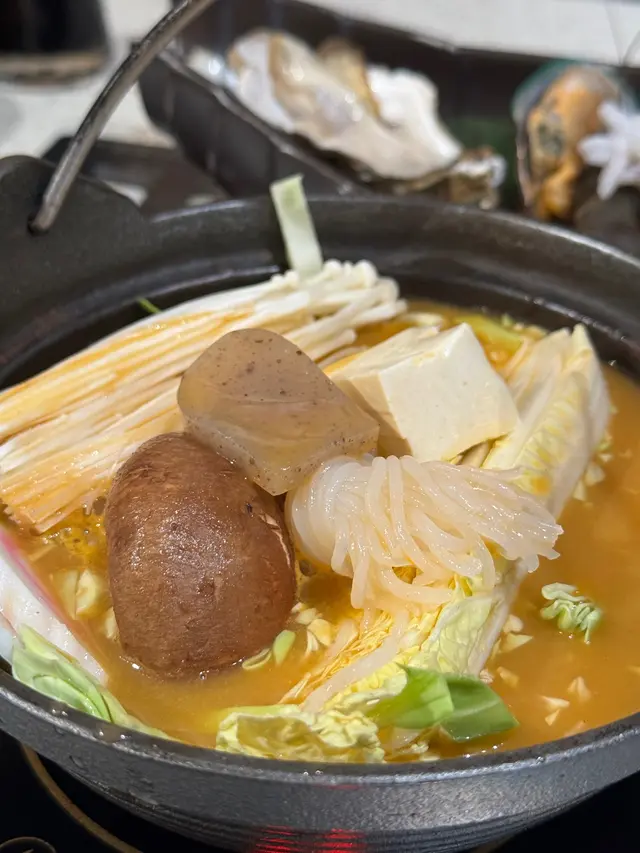 白飯轉讚岐烏冬 + $8
$88 有這麼多海鮮🦞湯底還是香濃的龍蝦🦞湯底
還好有轉讚岐烏冬 !!和湯底超大 而且再加上各個海鮮🦞們
湯🥣更香更鮮 料足新鮮的海鮮🦞再加烏冬 女生們一定飽足感200分😆