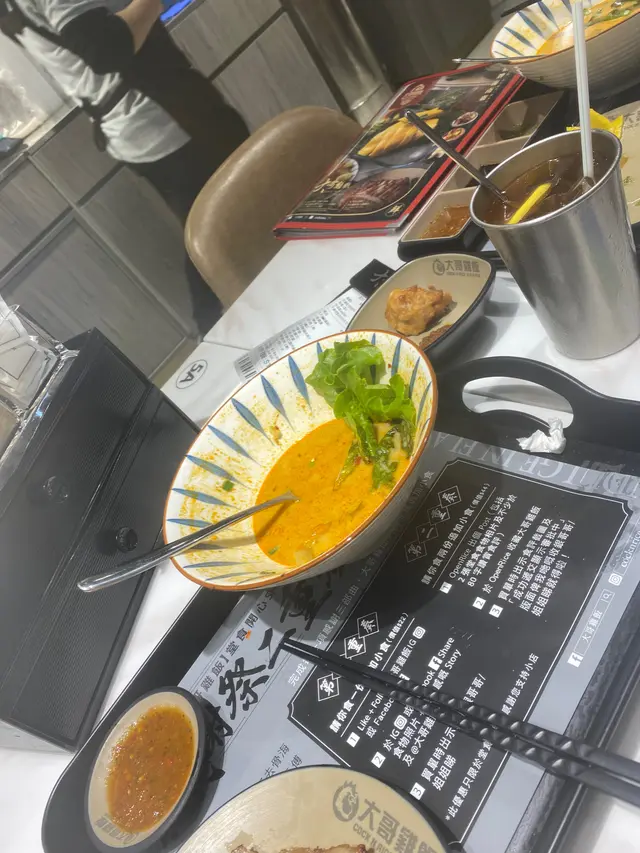 最近新開左間主打海南雞飯,由嫩滑的白斬雞肉搭配香氣四溢的米飯和鮮美的醬料。海南雞飯的雞肉非常嫩滑多汁,配上鮮美的雞油和濃郁的醬料,每一口都能帶來滿滿的滋味。米飯則以清淡的口感和香氣來平衡整個菜餚的味道。這道菜的醬料通常有辣椒醬、醬油和蒜泥等,可以根據個人口味加錢$調整。仲可以單點成隻!
無論你是喜歡濃郁口味還是清淡口味。是海南雞飯的愛好者還是第一次嘗試,呢間都值得一試。