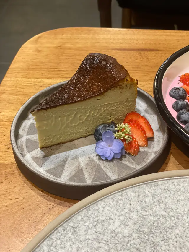 開心果巴斯克芝士蛋糕