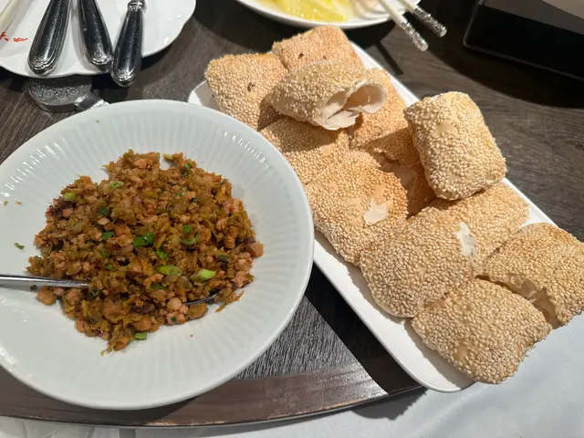 榨菜肉末配叉子