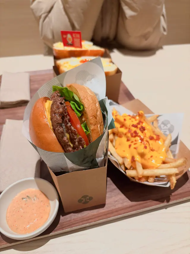 芝士雙層脆邊牛肉漢堡