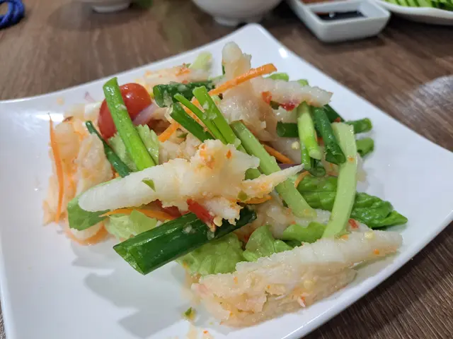 鳳爪爽口，配料嘅辣度適中，少少酸，又幾過癮