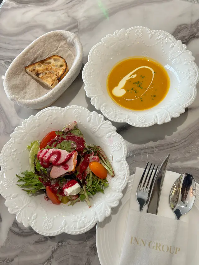 南瓜湯及煙鴨胸紅菜頭藜麥沙律