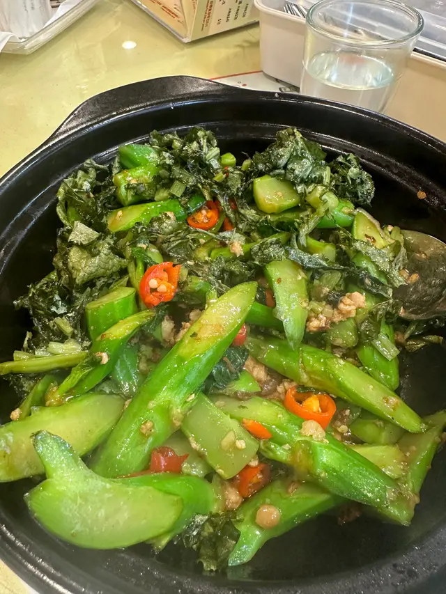 菜葉入味，菜莖翠綠爽口👍🏻加上肉碎辣椒，拌飯最合適，叫了少鹹，不拌飯當菜食也美味😋
