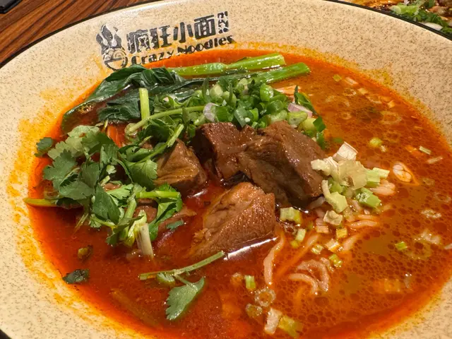 少辣、少麻
哈哈😆小孩🧒現在也不小孩呢~~少辣、少麻都可以吃了
他們的面條柔中帶勁 量足 又不過份 牛肉一塊塊 𥚃面還粉嫩的
不吃辣的 也可以試一口😌看看能不能接受
(他們的少辣、少麻 還算是溫柔 不會太刺 可以安心服用😌