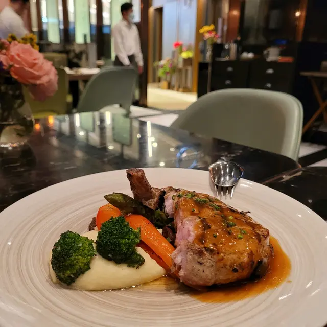 慢煮西班牙豬鞍配洋蔥及薯蓉