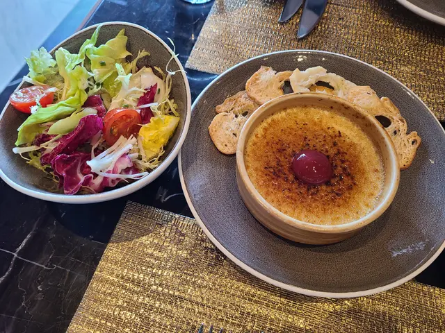 鵝肝焦糖燉蛋配田園沙律