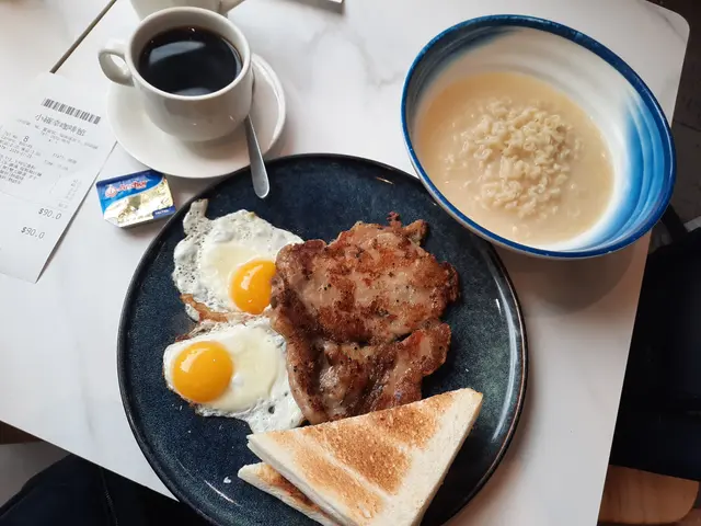 秘制豬扒麵配濃湯 跟多士太陽蛋