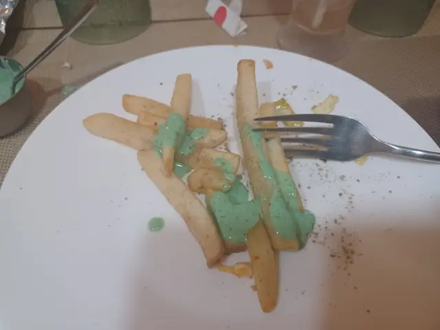 點咗個印式無骨烤雞肉卷配薯條餐。價錢$56。個烤雞肉好嫩。混入雜菜沙律。好味。加點少許青咖哩汁。好滋味。個薯條好美味。杯冰檸檬茶好冰凍。價錢公道。間餐廳橫裝好重印度風味。