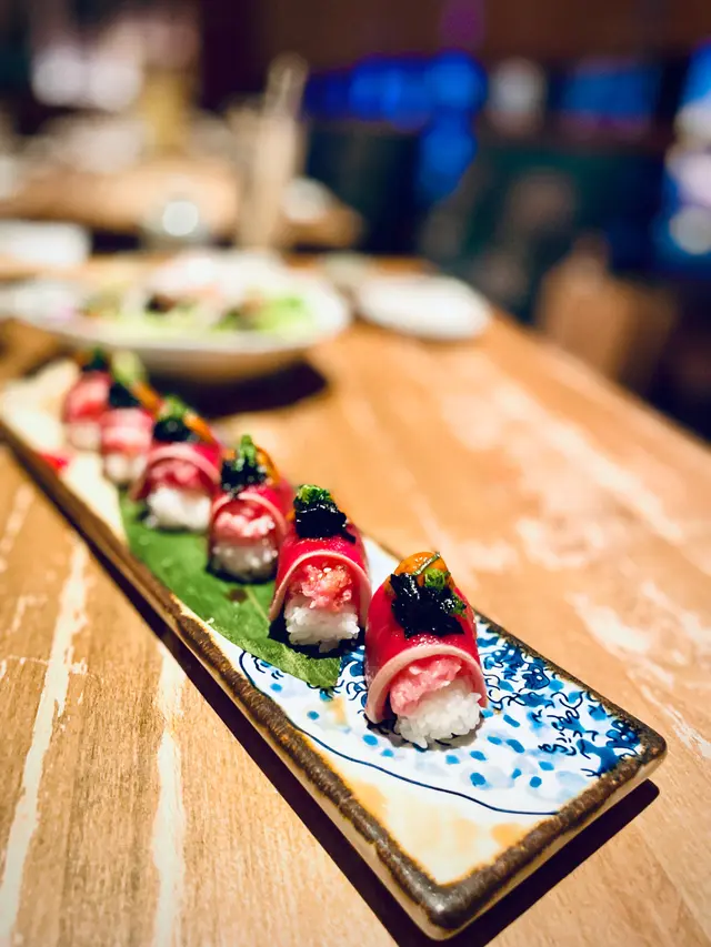 吞拿魚上鮮甜海膽和脆口紫菜
連同新鮮肥美的吞拿魚一口吃下
一試難忘