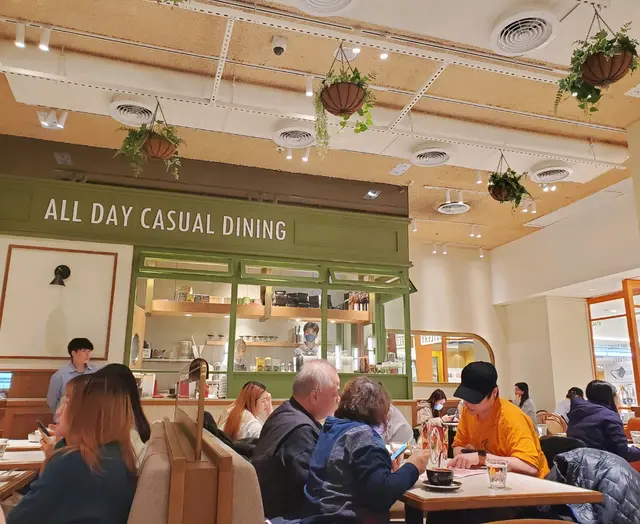 白色的牆身配上綠色的窗框,配以橙色的梳化椅,歐陸風格中帶點懷舊