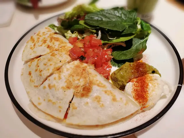 薄餅外皮煙韌,包裹著滿滿的芝士、青椒和雞肉作餡料