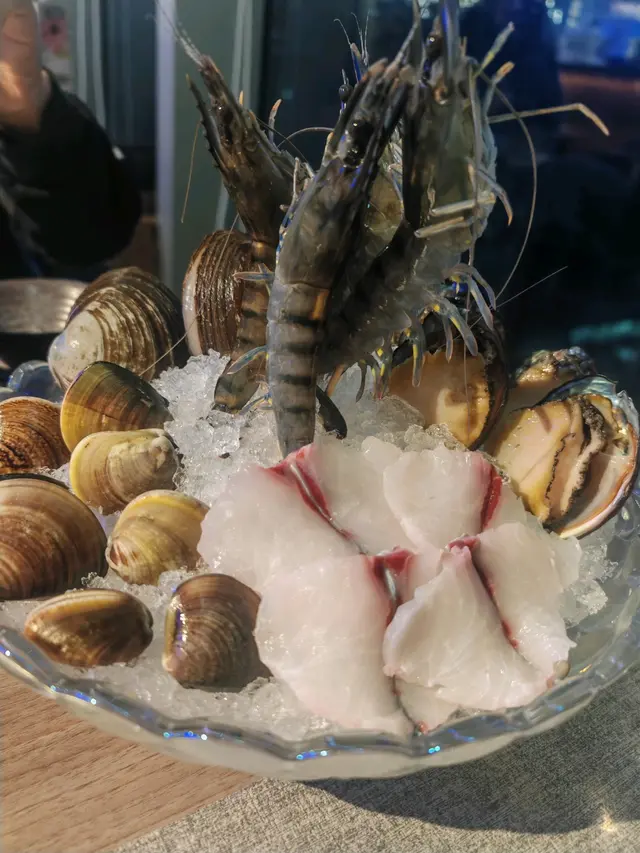 基本上所有海鮮都好新鮮同鮮甜。 但由於職員話d 生蠔唔太靚, 換左幾片脆肉鯇。 變相好唔抵, 四百幾蚊食呢個海鮮盤😢。 應該至少換番同等價值既海鮮。