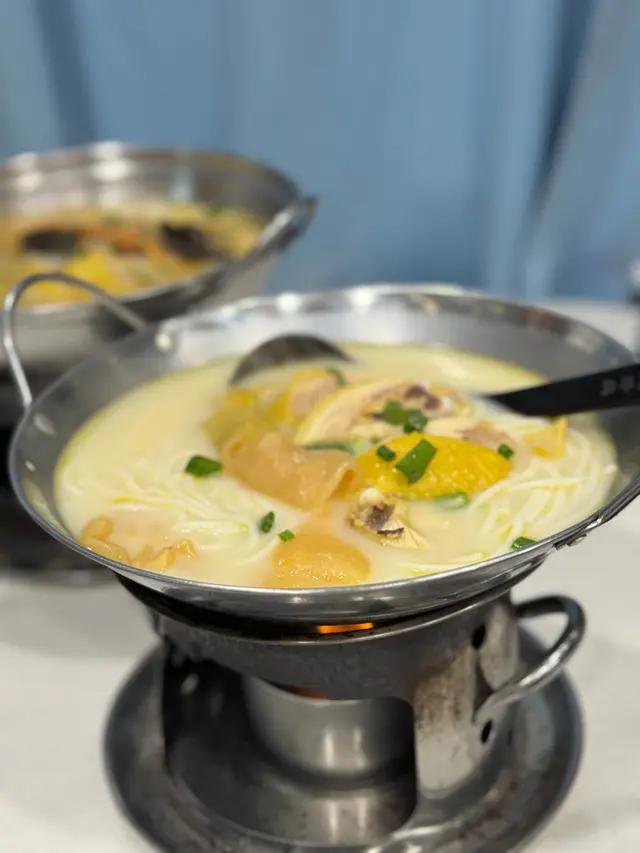 先試試個鎮店之寶先~米線即叫即煮 不過都唔洗等好耐
選用雞味濃既三黃雞 用秘製貴妃雞滷水浸煮
肉質嫩滑 完全不粗糙 仲可以改雞髀肉🤤
湯底用雞肉、豬骨、鯊魚軟骨熬製
奶白色既湯頭清香 勁重骨膠原 黏住個嘴🫦