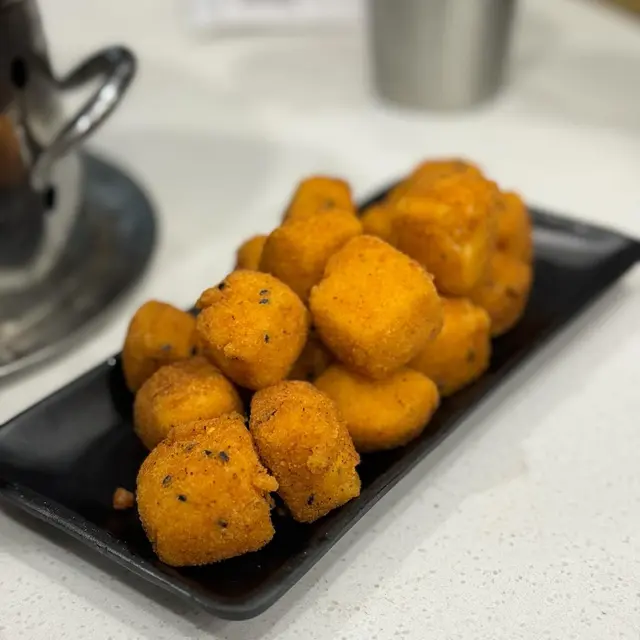 小食同樣出色 金磚豆腐同酒樓有得fight😛
表面炸到香脆黃金色 入面豆腐軟滑
熱辣辣標晒煙架💨