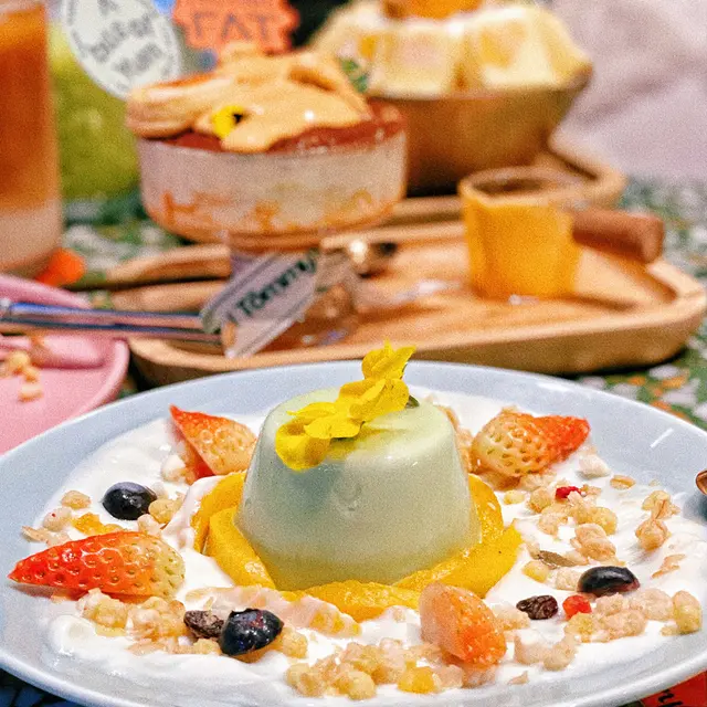 外表彈彈，內裡滑滑🤤奶凍嘅班蘭椰香味充滿成個口腔🍮旁邊仲有乳酪、生果同埋穀物脆脆增加口感添！🌾