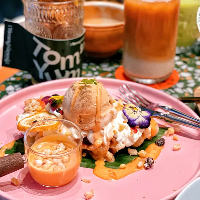 即叫即整嘅Croffle更能食到佢嘅酥脆！🥐Croffle上有忌廉、奶茶雪糕🍦味道有層次，加上少少嘅穀物脆脆，口感更豐富！🧇
