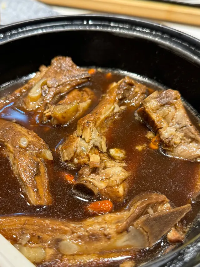 笑死😆真的太小看2-3人份量了 肉量、菇🍄、杞子還有龍眼等 
一直撈一直撈 真想知道到底是否料們佔三分二 而湯只有三分一 太誇張啦
而他們的湯藥味香濃 但又不稠 補起來又易入口～～
