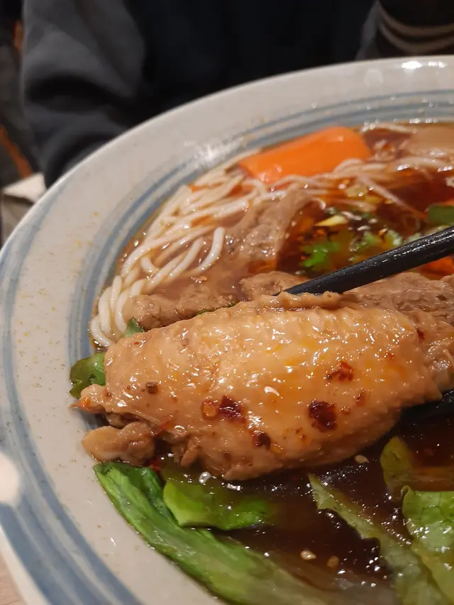 麻辣牛腩雞翼米線