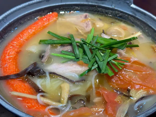 （腐竹片+$9、蟹棒+$9、蝦滑+$4）
笑死😆𥚃面竟然有片午餐肉 但不得不說他們的湯 真的有「滋補」感
而且米線🍜量也多到有點嚇人 可能女生吃三分一也會飽的那種
不過他們的米線不像香港🇭🇰的粗 細點滑點～～不知不覺吃一大半 （𥚃面的料也滿多的 只吃料和米線🍜再喝湯也會滿夠的 哈哈😆