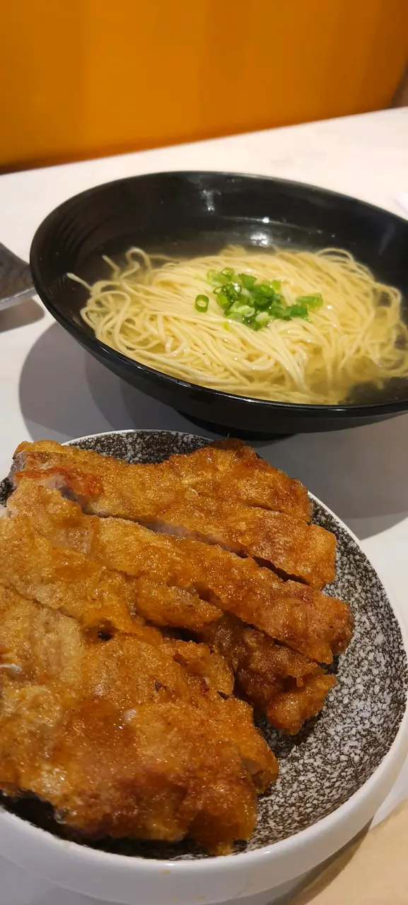 湯很清，麵條很煙韌，炸排骨十分新鮮能吃到椒鹽味，肉很鬆脆，很淋又不會乾忟忟，推介。
