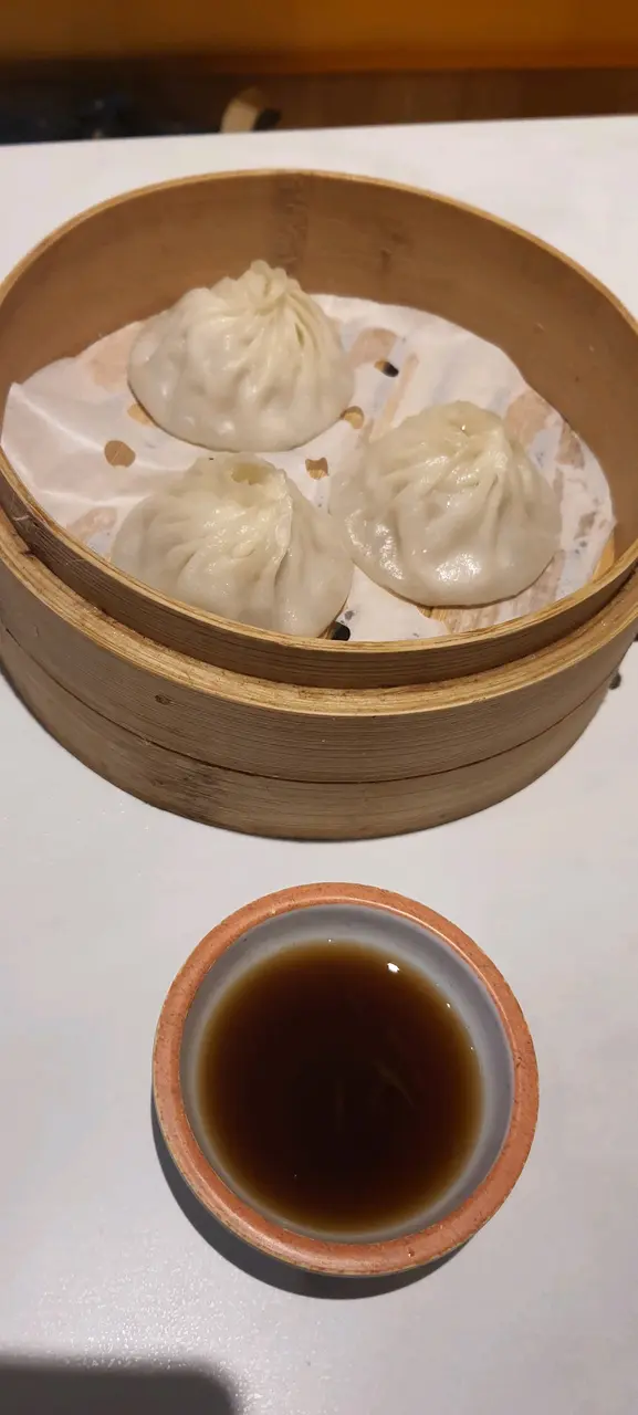 數量可以按自己喜好下單，外皮很薄，內裡湯汁肉餡清甜，加上陳醋帶出豐富味道。