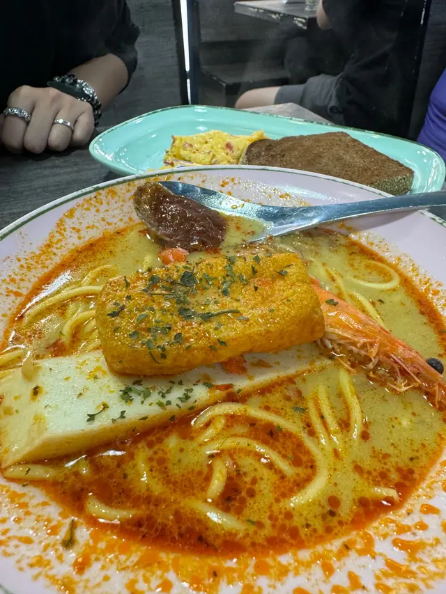 到底背後的廚們是香港🇭🇰師父 還是有馬來西亞的師父呢～他們的叻沙 比起連鎖的都好吃😋不算辣 但大家會喜歡💕的那種～