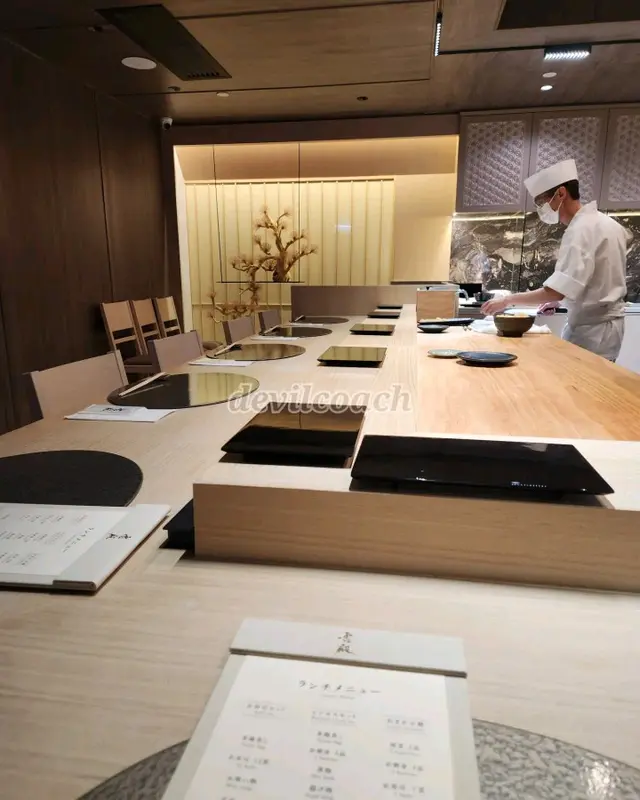 高枱可坐20人,氣氛有時好熱鬧,想清靜就訂枱時安排下。