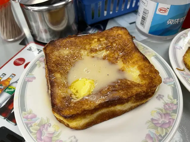 應該都至少食第3次，個人覺得上環最地道好食兼夾幾抵嘅西多士，蛋香+標配牛油煉奶，即叫即整，簡單暴力。今日西多比平時再香口d，但因為同麵一齊=落單，本人食得慢有少少凍咗，下次可以食到一半就食完先叫。