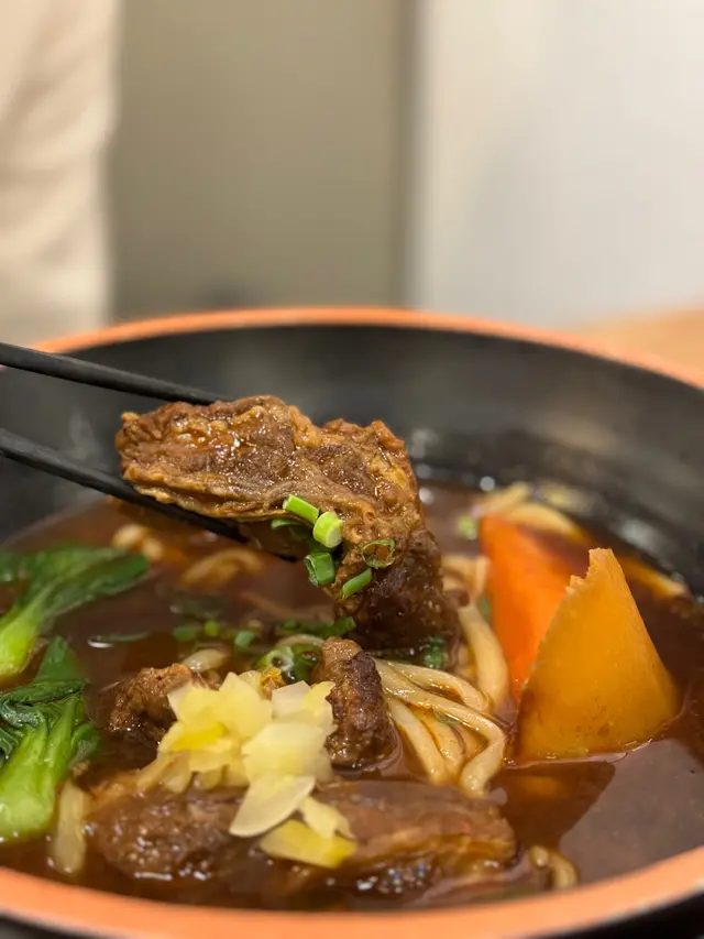 三寶包括牛腱、牛丸、牛肋條🐮
牛丸彈牙 牛腱牛肋條炆得入味軟淋
麵底係招牌烏龍麵 煙煙韌韌 👍🏻