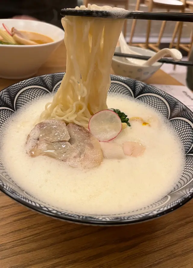 濃厚泡沫雞白湯拉麵