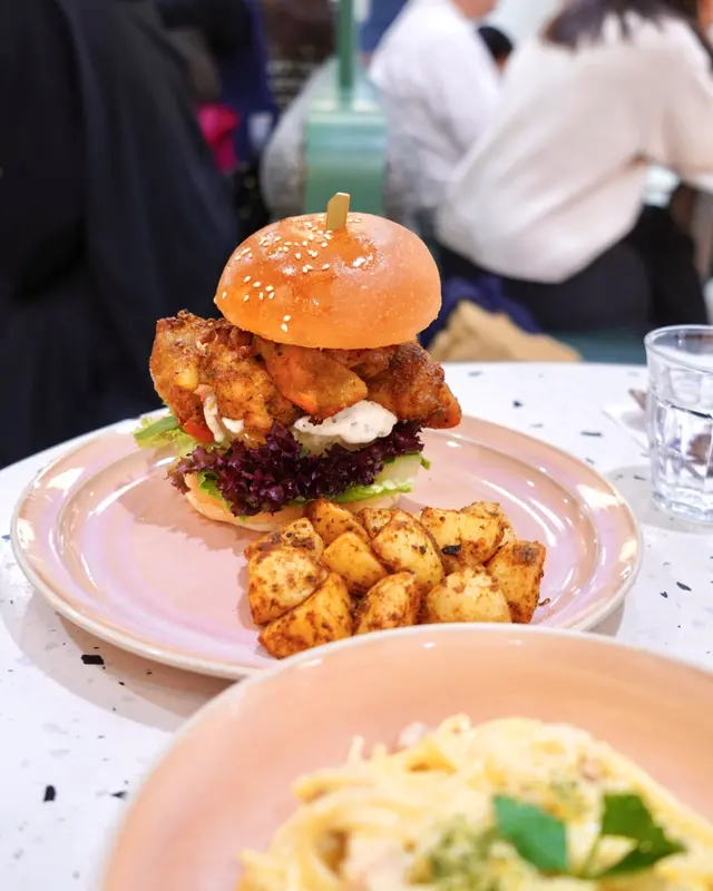 烤雞菠蘿漢堡配檸檬乳酪醬及焗薯