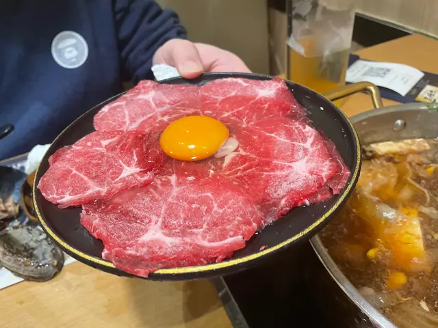 肉類完全冰封未解凍,而且蛋放在生肉上,有點奇怪