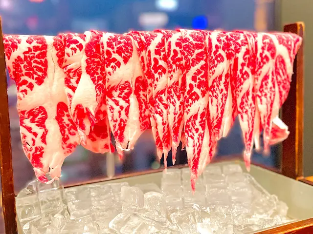 鮮紅嘅肉質同埋明顯嘅脂肪線條特別吸引。喺湯底裏面大約十幾秒就已經係最佳食用。
