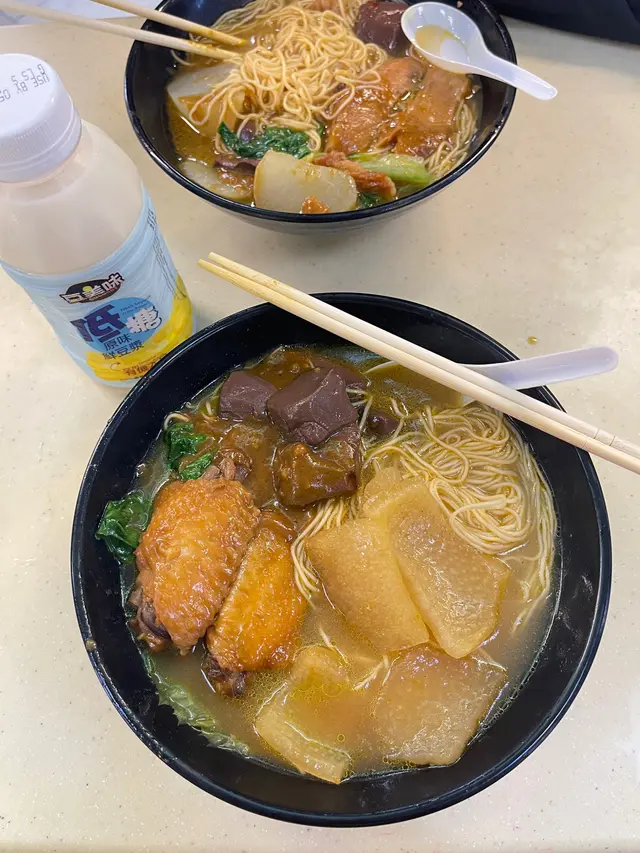 車仔麵有袐製汁，夠哂滋味
好夠香濃既袐製汁，食過都真係停唔到口
加上我order豬紅同豬樣同袐製汁都好夾。我仲Oder左滷水雞翼，雞翼好入味，食車仔麵必點之一既配料！豬紅煮得剛好，豬紅都不錯，唔會一食就散哂，配個袐製汁一齊食口感味道都好好👍🏻另外仲有豬皮，配搭袐製汁又係一樣絕配，口感好爽
