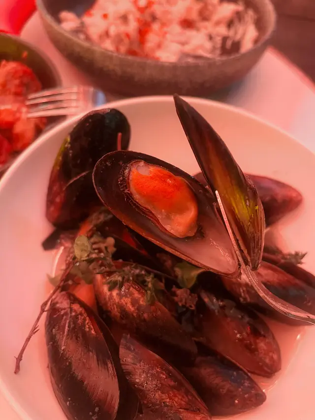 Classic Blue Mussels with Sourdough