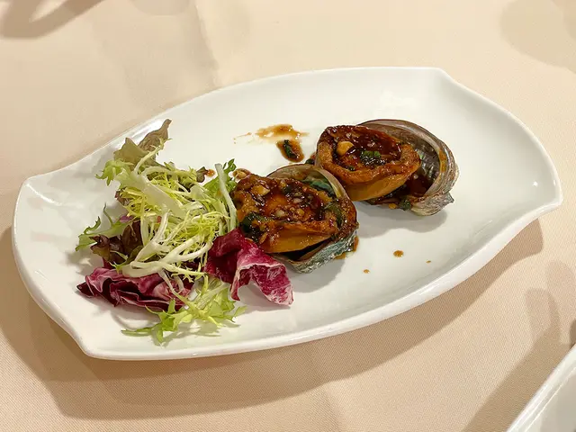 燒汁焗原隻鮮鮑魚