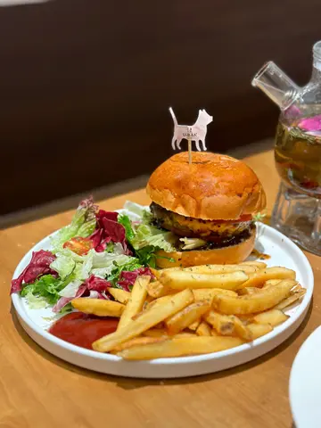 安格斯牛肉手工漢堡配薯條