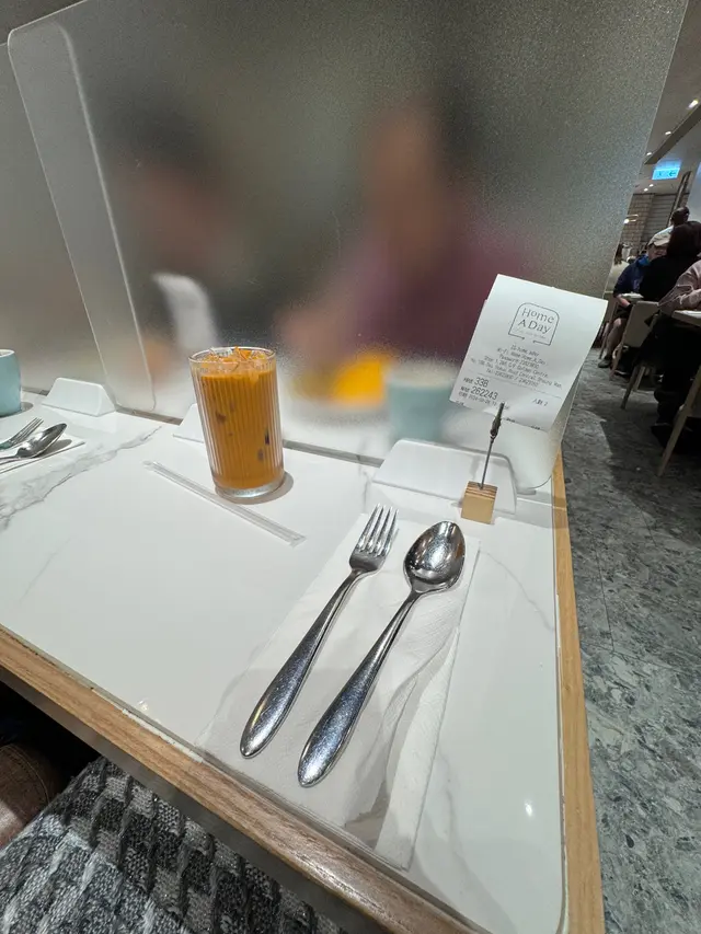 你可以😌見到坐位非常窄，如果未落單，請記得一早拒絕🙅‍♀️坐這個位⋯⋯以免食得唔開心💔