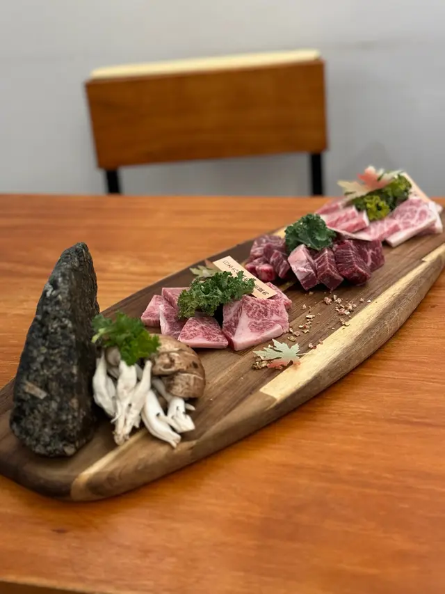 成個拼盤造型都好打卡able📸燒熱個岩石盤就可以開始燒肉啦🥩洋蔥好甜🧅仲可以無限添加!!店員介紹三款牛肉由左至右食日本九州A4和牛前腿肉肉質鮮嫩 係三款牛入面肉味最重🐮澳洲和牛封門柳肉質比較實淨有咬口 肉感較強 鎖住肉汁💦日本九州A4和牛三角胸最肥仔係依款喇!油脂紋路清晰 脂肪分布平均 利用煎牛油既油燒埋d菇🍄超香🥰