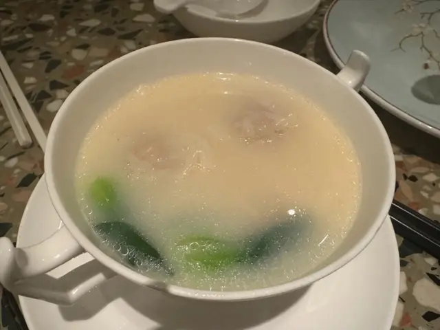上湯花膠雲吞鴨湯
