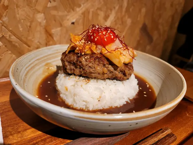 招牌手打和牛漢堡蘭王蛋飯