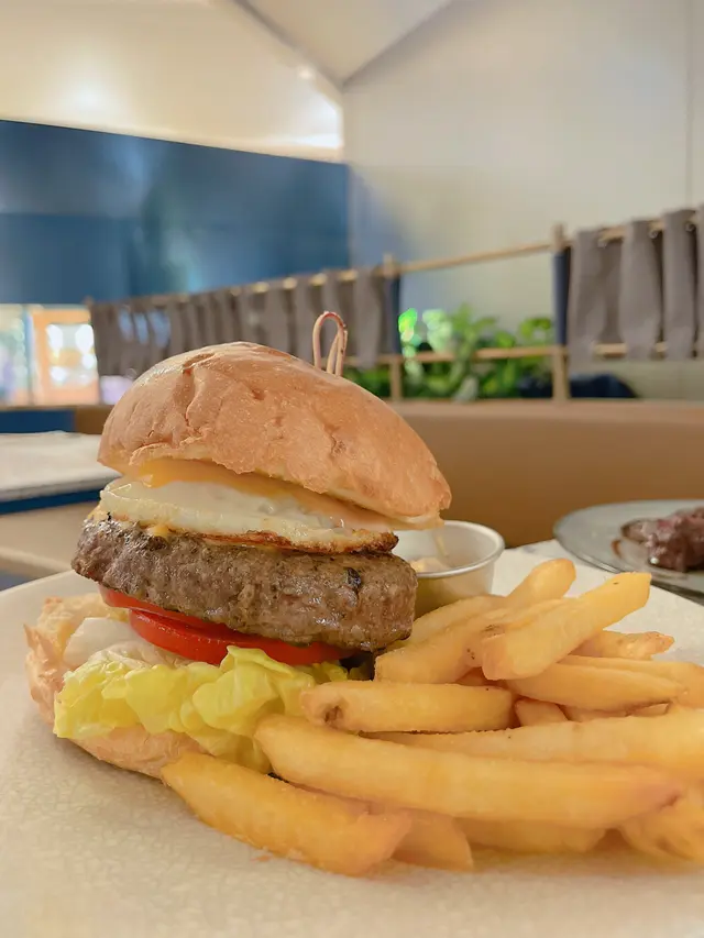 炭燒牛肉漢堡配香脆薯條