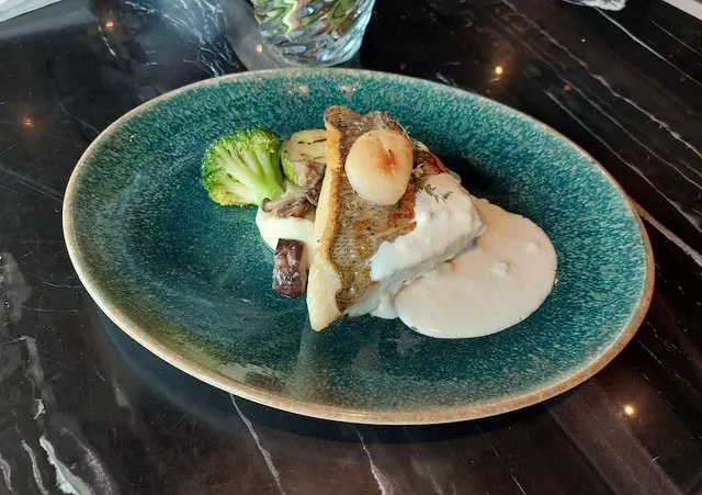 香煎海鱸魚併烤帶子配香滑薯蓉