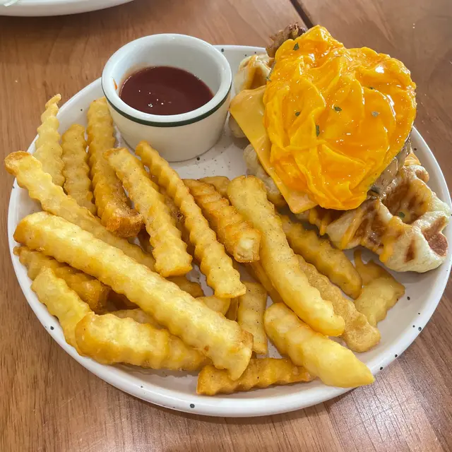 牛角包窩夫配芝士香辣雞扒