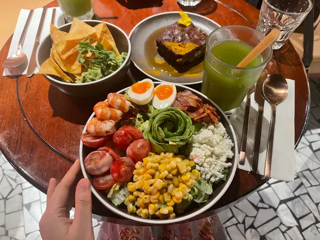 满满一份的牛油果沙拉