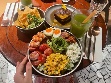 满满一份的牛油果沙拉